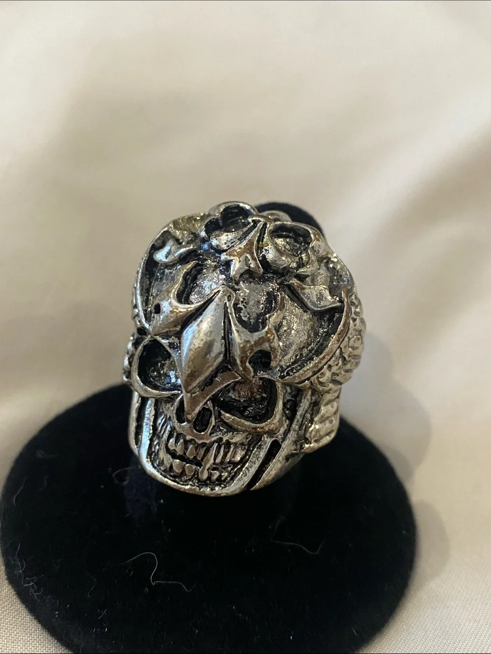 Large skull shape ring. One size